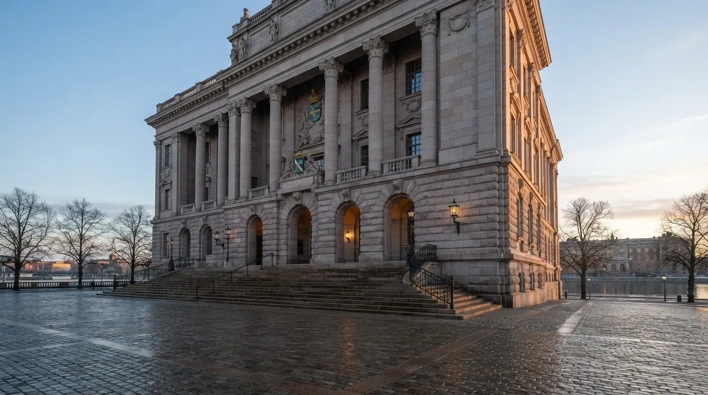 Stenfasad på en statlig byggnad i Stockholm vid gryning, höga pelare och ett tomt torg framför — svenska online casinon